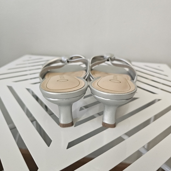 Journee 9.5 WIDE silver bow kitten heels NWOB - Picture 6 of 7